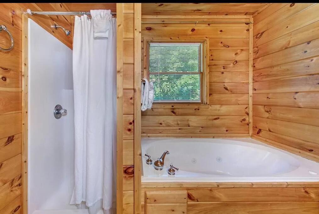 Smokey Mountain Retreat, Hot Tub, Game Room, Sleeps 8! Gatlinburg Extérieur photo