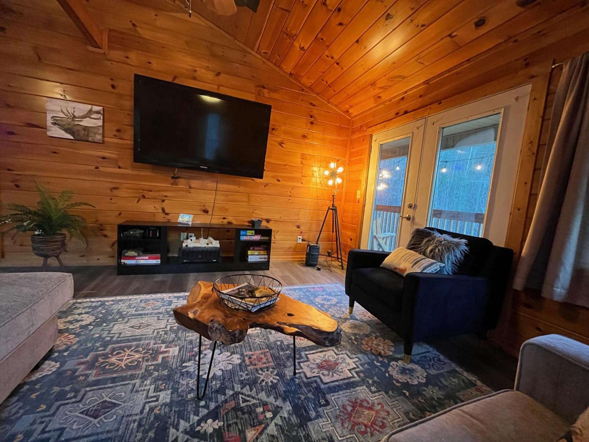 Smokey Mountain Retreat, Hot Tub, Game Room, Sleeps 8! Gatlinburg Extérieur photo