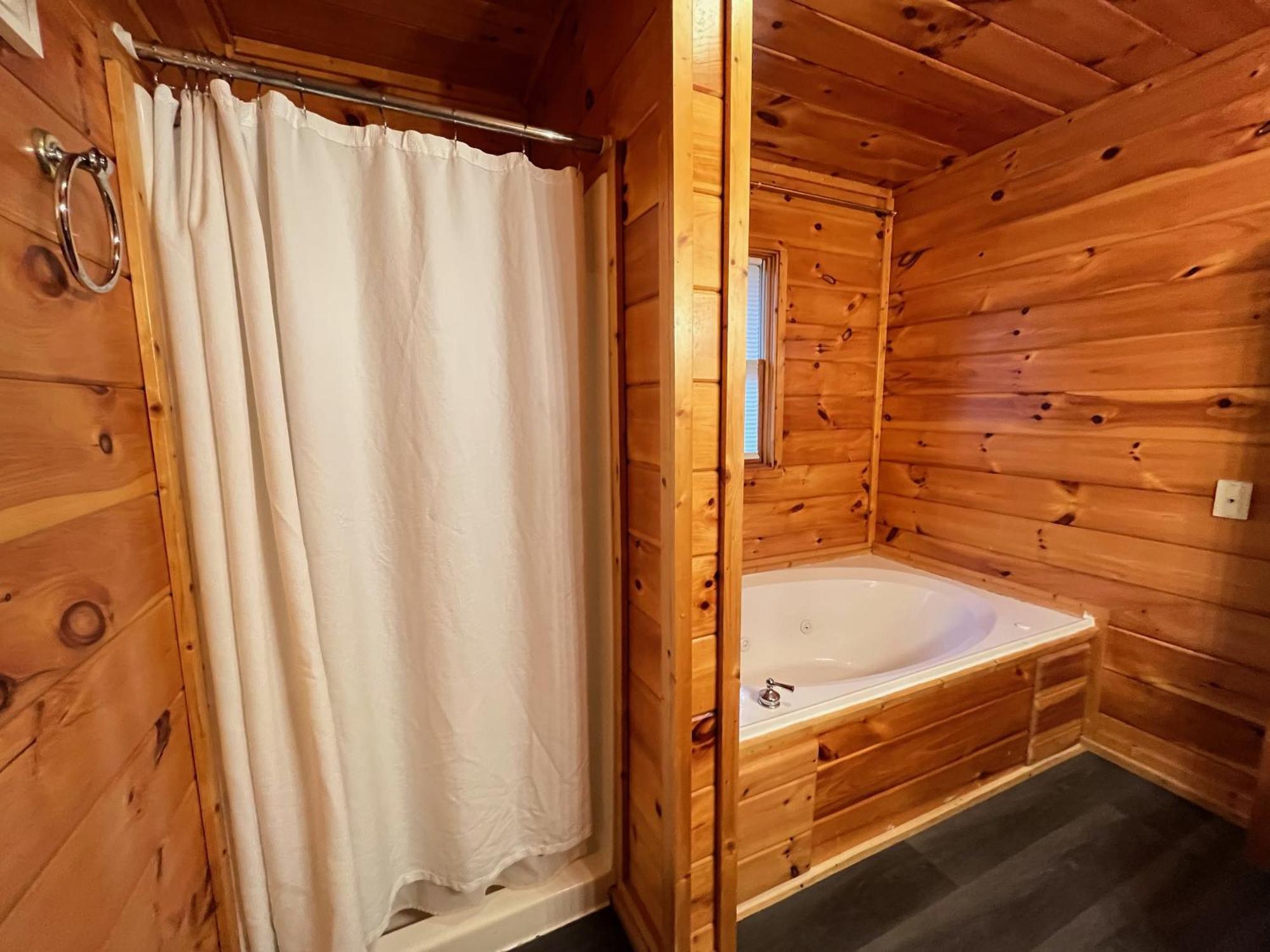 Smokey Mountain Retreat, Hot Tub, Game Room, Sleeps 8! Gatlinburg Extérieur photo