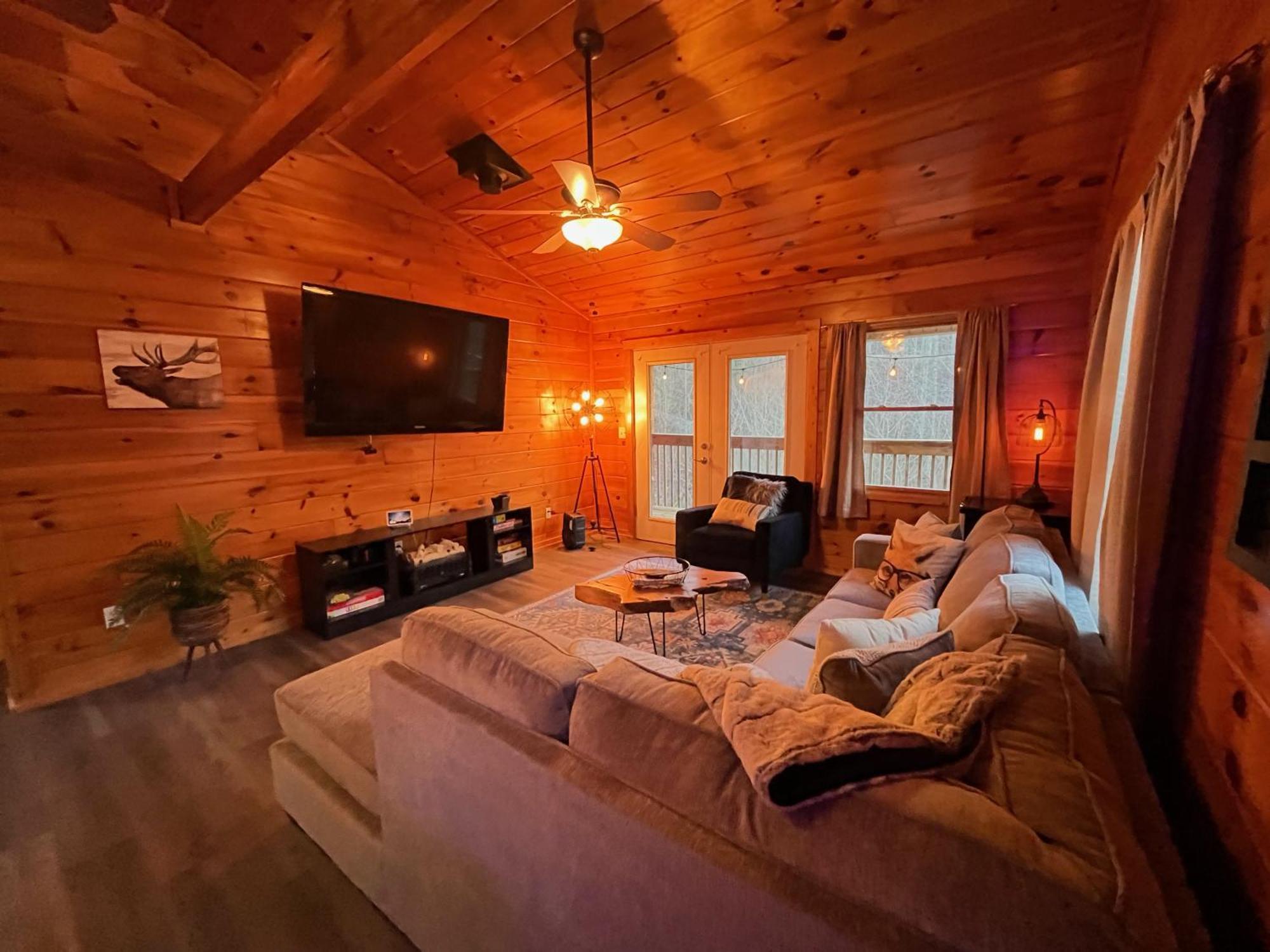 Smokey Mountain Retreat, Hot Tub, Game Room, Sleeps 8! Gatlinburg Extérieur photo