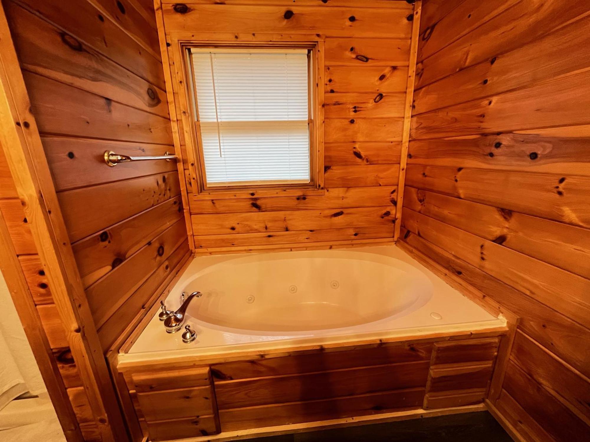 Smokey Mountain Retreat, Hot Tub, Game Room, Sleeps 8! Gatlinburg Extérieur photo